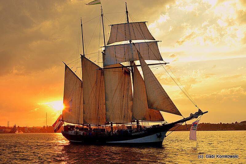 Dutch Tall Ship Oosterschelde at sunset <a href="/KiWoOnline/">Kieler Woche</a> <a href="/DelfSail/">DelfSail 2024 - The Legacy of the Seven Seas</a> @dutchtallships <a href="/TallShipsBlyth/">Tall Ships Blyth</a> <a href="/tallshipsevents/">Tall Ships Events</a>