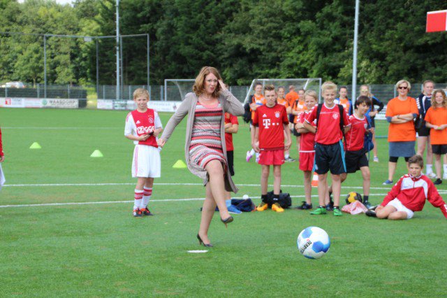 Van der Sar zet Voorhout in beweging voorhoutbeweegt.wordpress.com/2016/06/27/van…