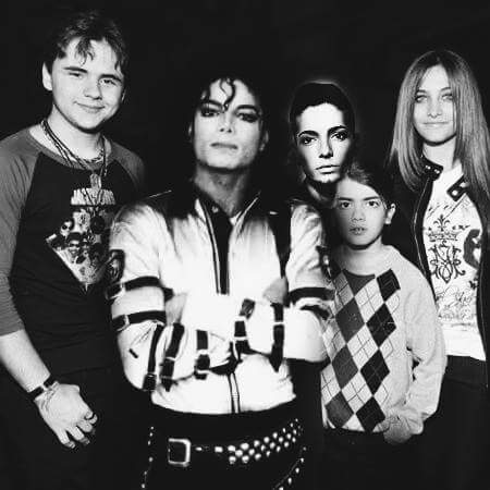 oeBadMJ's tweet photo. "O amor vive para sempre" #MichaelJackson 👑❤ https://t.co/kdnxKKAWRY