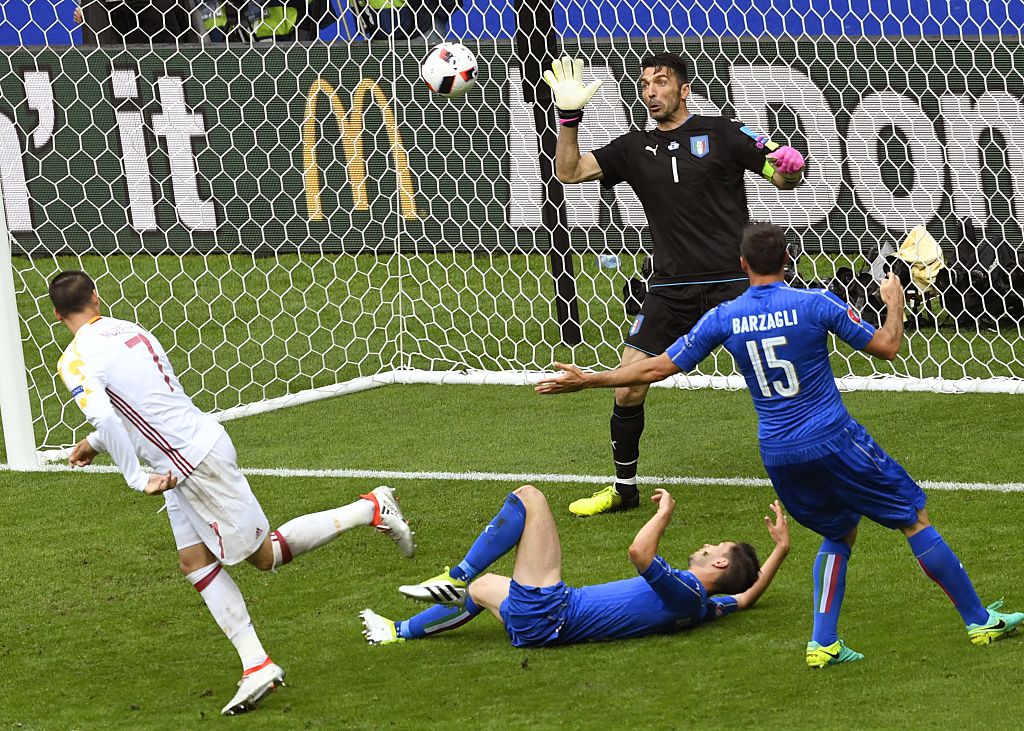 Smc97Kaaf's tweet photo. C'EST QUOI CES FRANÇAIS QUI RETOURNENT LEURS VESTES ? VOUS AVEZ OUBLIEZ 2006 ? LA #CDM CONTRE L'ITALIE #ITAESP #ESP https://t.co/9oTF4E04cz