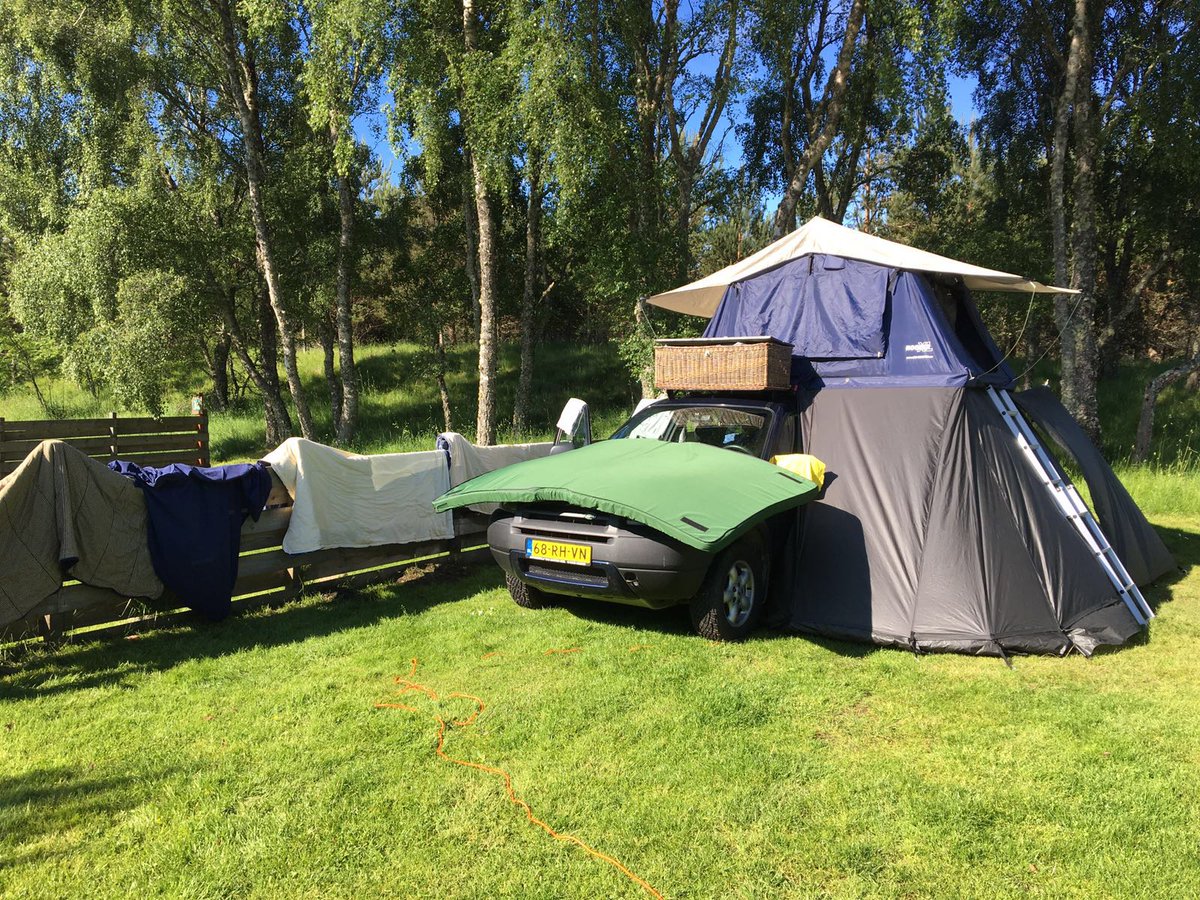 Wat een fijne gebruiksvriendelijke wagen is het en de daktent slaapt heerlijk!
Groet uit Aviemore, Lisette en Sander