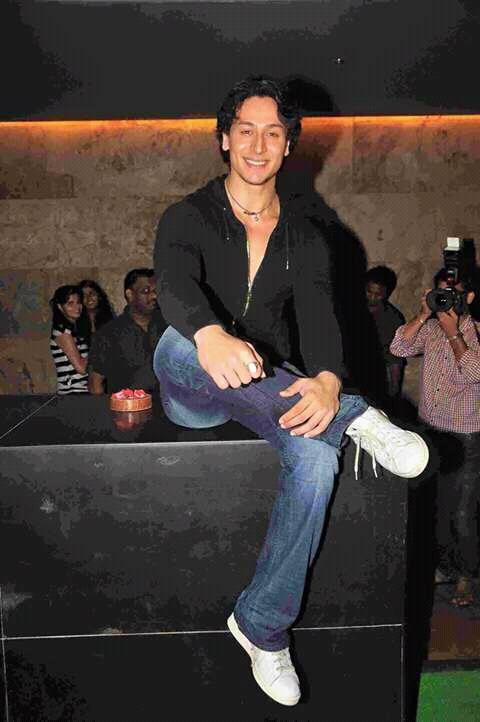 ManishTigerian's tweet photo. Gud night my brother have a sweat dreams best of luck tommorow @iTIGERSHROFF @DishPatani 💗💗💗💗💗💗👌 https://t.co/BkXmHlfD4y