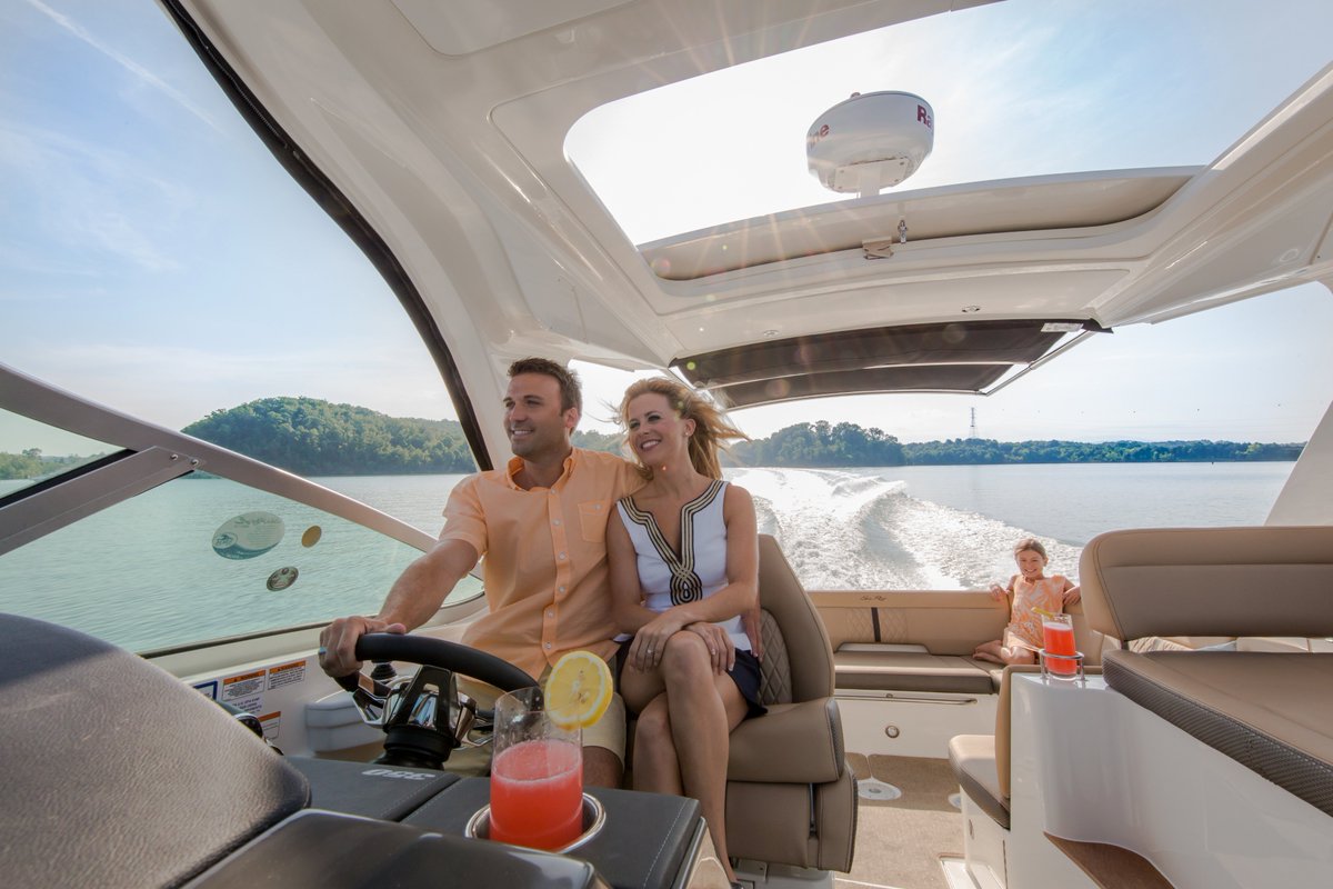 SeaRayBoat's tweet photo. The 350 Sundancer, where stylish aesthetics for the jetsetter and power for the explorer combine in perfect harmony. https://t.co/AhoCQ9xzYe