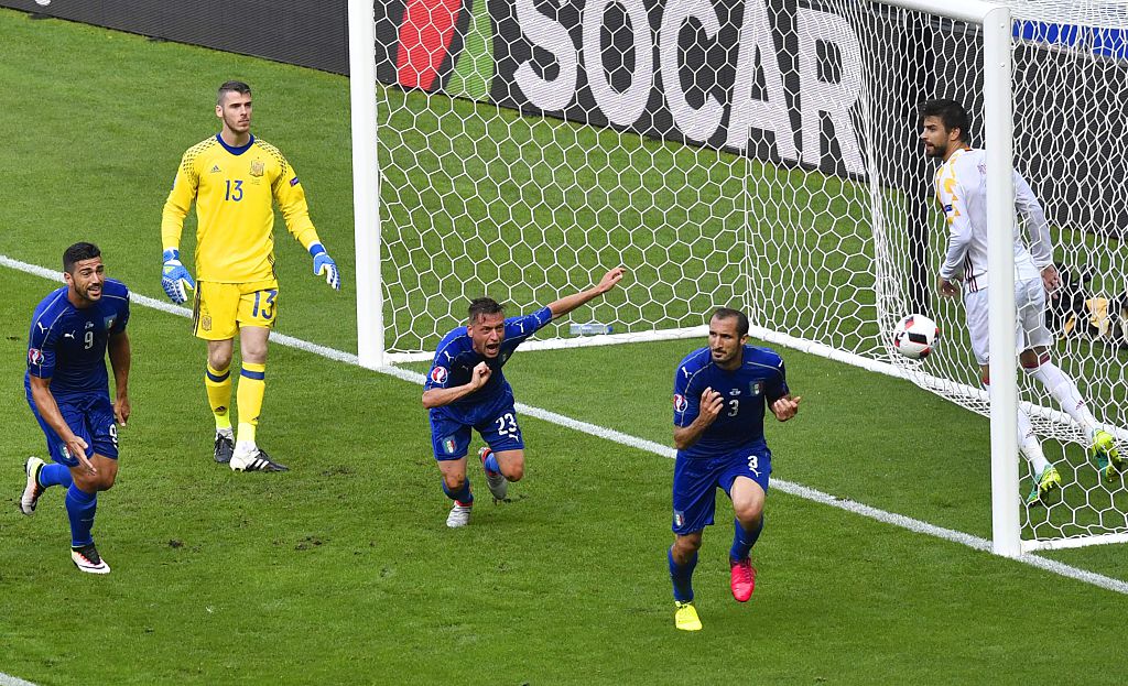Azzurri_En's tweet photo. #EURO2016 
#ItalySpain 2-0 
The #Azzurri pull out an extraordinary effort to make the quarter-finals! 
#ITASPA https://t.co/gHilK89JWT