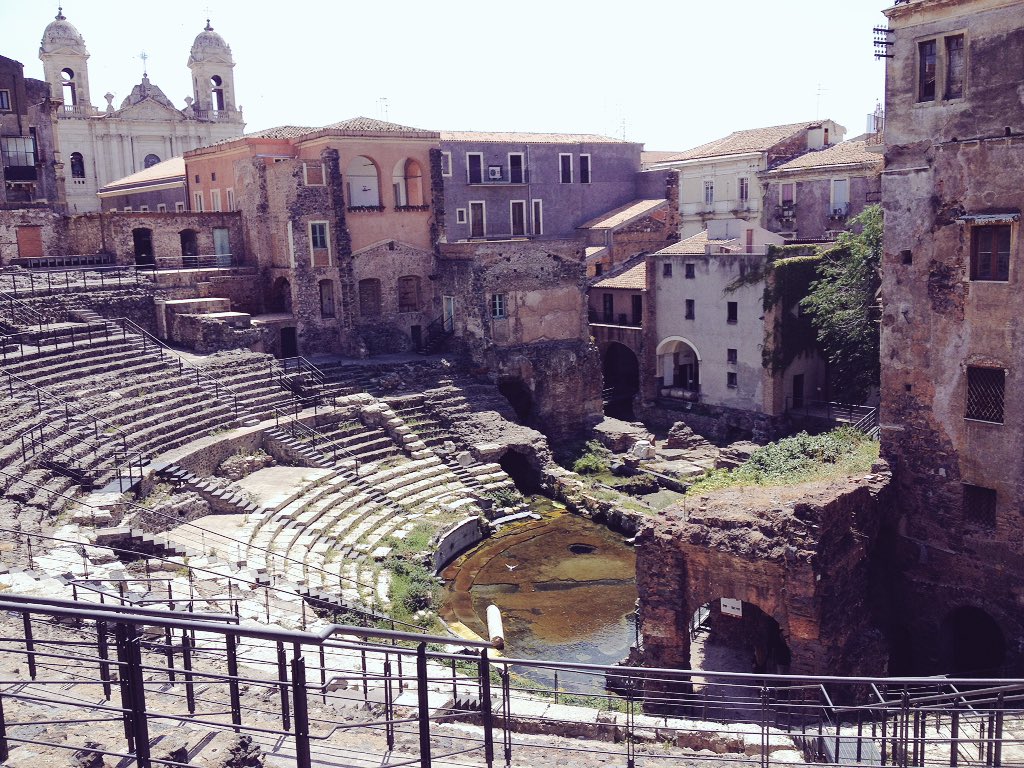 PausaniasViajes's tweet photo. Extraordinario, decadente, eterno #teatroromano de #Catania #viajesarqueologicos @PausaniasViajes https://t.co/YTlFpew8X6
