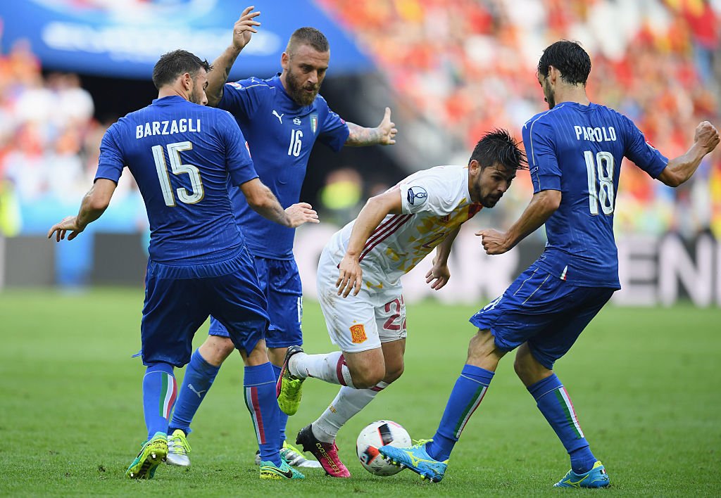 BolaSportcom's tweet photo. 5 Hal Menarik dari Laga Italia Vs Spanyol, Rekor Chiellini sampai Kutukan Kostum Spanyol https://t.co/JgqRt5xINK https://t.co/QLxKC6lMqb