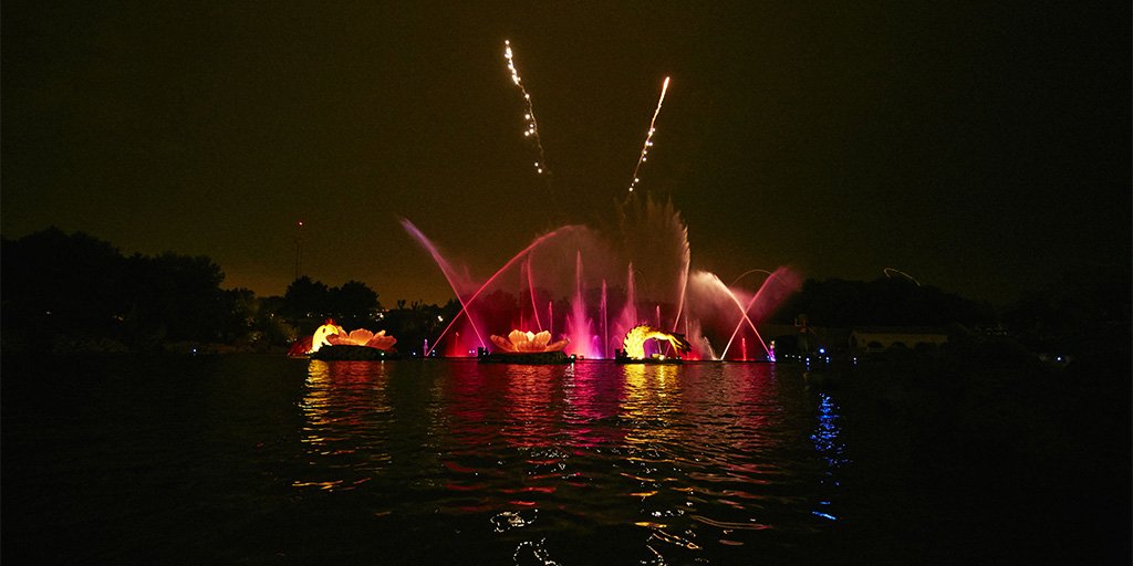 PortAventura_UK's tweet photo. One of the things we love most about summer is enjoying a night-time adventure!  🌙🌠 
#PortAventura https://t.co/pz3wmHbTiX
