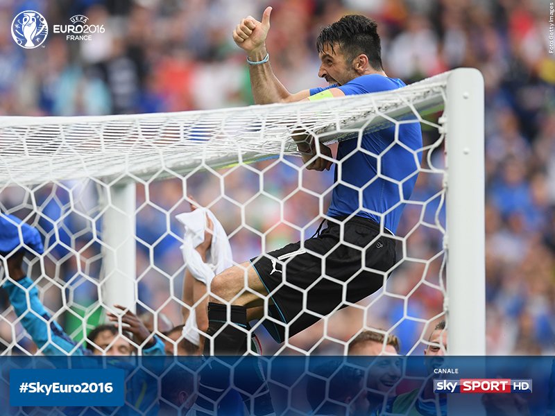 SkySport's tweet photo. “Abbiamo un santo là dietro: @gianluigibuffon”
🇮🇹🇮🇹🇮🇹🇮🇹
cit. @chiellini 

#ItaliaSpagna #SkyEuro2016 https://t.co/cHV4vzz7l5