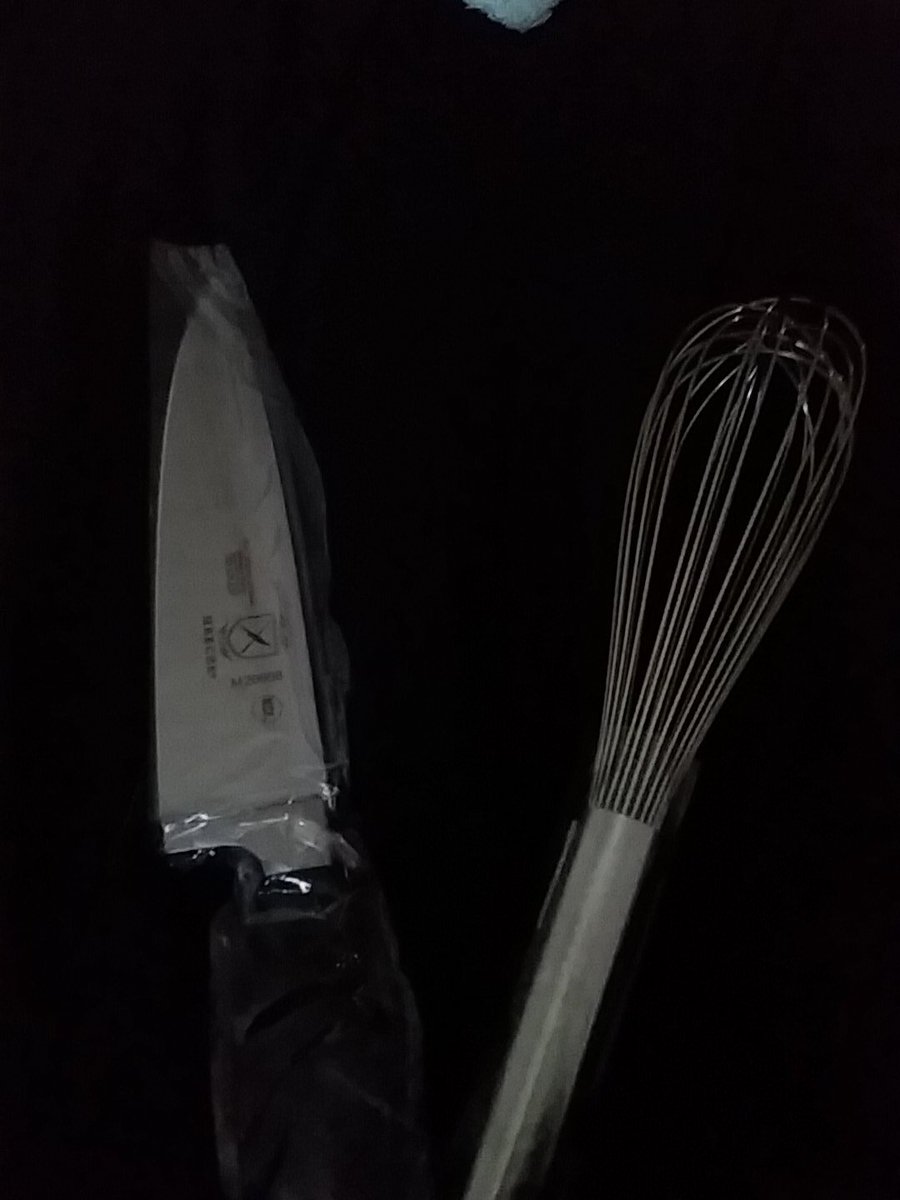 thinkingyoongi's tweet image. Just dropped $500 on new baking tools and big knives 😈 #culinarystudentproblems