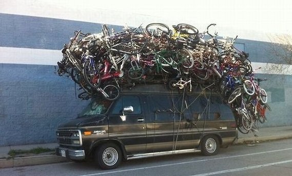 Zaterdag start de Tour. Sommige ploegen zijn met hun reservemateriaal al onderweg naar de startplaats:
