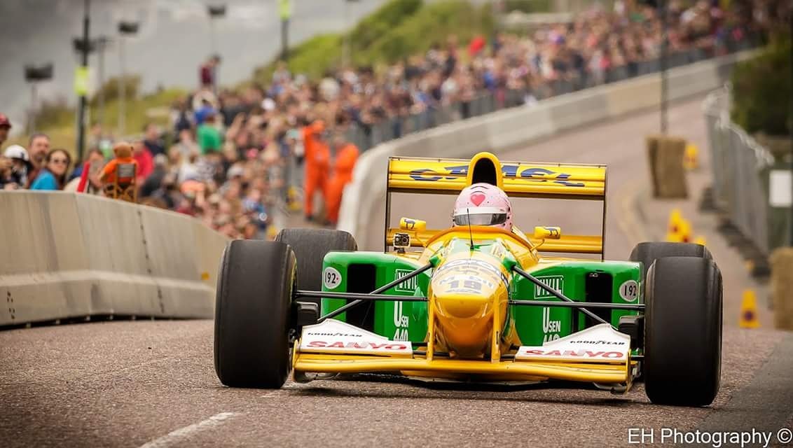 EH_Photography1's tweet photo. Lorina McLaughlin in her #Benetton #B192 at #bournemouth #wheelsfest. #Cars #F1 #Formula1 #Canon #Dorset #Sea #Beach https://t.co/bpwk98uyeG
