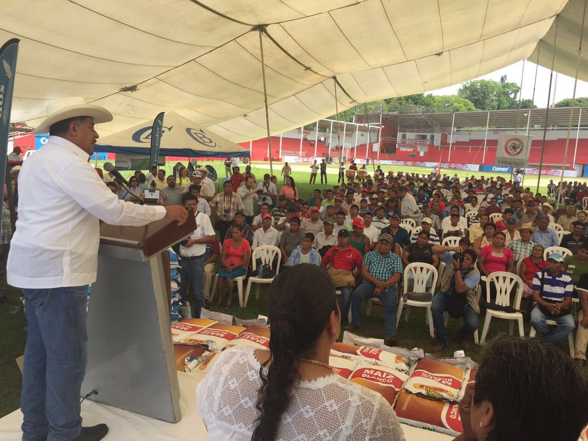 JCMolina2016's tweet photo. Hoy entregamos semilla de maíz híbrido para el ciclo primavera-verano 2016 en el Municipio de San Andrés Tuxtla. https://t.co/KRgk5Hb7Tn