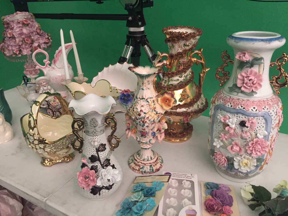 JMarieDirect's tweet photo. Supreme kitsch #funwithprops #miamipropstylist #miamiartdepartment https://t.co/Xy7Jbd6UPR