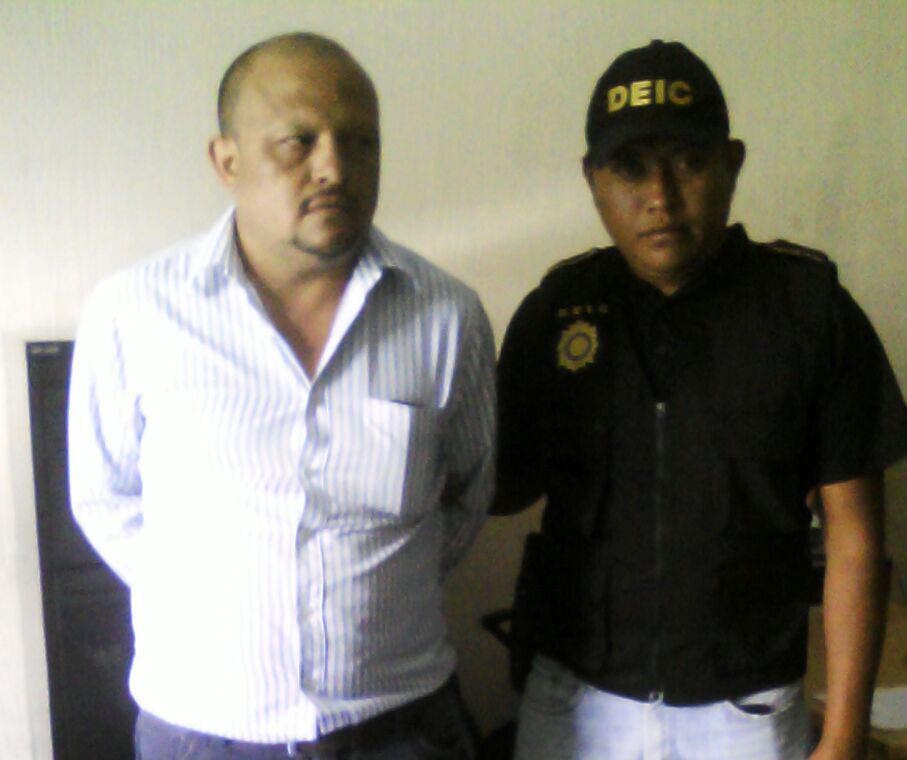 Radio Punto (@radiopuntogt) on Twitter photo Hombre sindicado del delito de caso especial de estafa fue capturado en SacatepĂ©quez. VĂa: <a href="/PNCGuatemala/">PNC Guatemala</a> Hombre sindicado del delito de caso especial de estafa fue capturado en SacatepĂ©quez. VĂa: <a href="/PNCGuatemala/">PNC Guatemala</a>