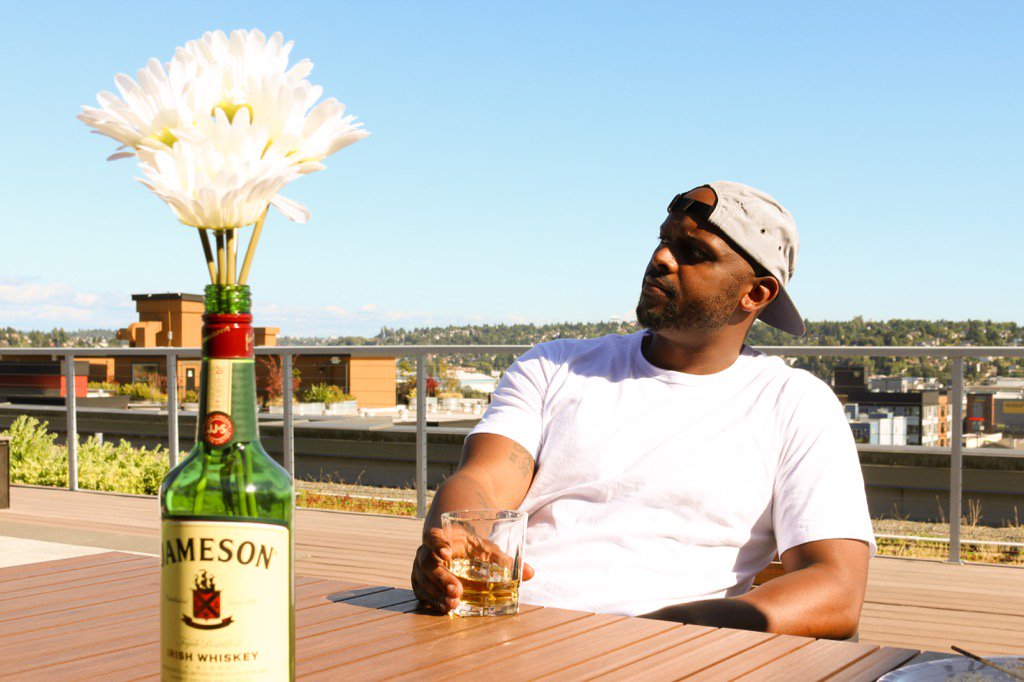 FearceOfDymeDef's tweet photo. BBQ and @jameson_us .... The perfect way to enjoy this beautiful weather in Seattle. #JamesonSummer https://t.co/ftTWQuSwGv