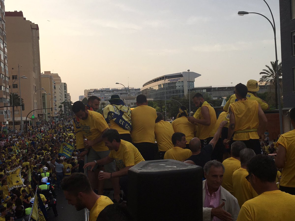 Cadiz_CF's tweet photo. Y nuestro templo al fondo observa la fiesta https://t.co/sWwNBR5oQK