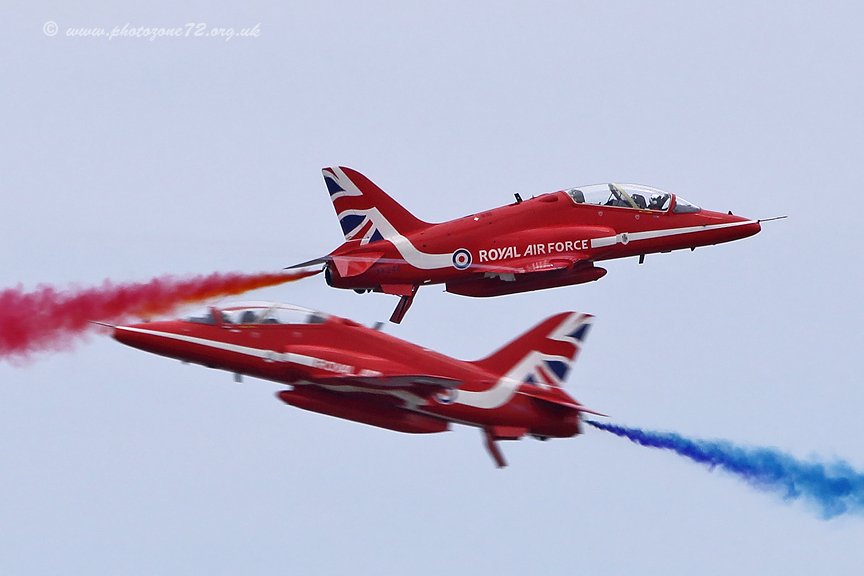 EssexHebridean's tweet photo. More #TopSmoke from the @rafredarrows @DyeTeam2016 #ColourMagicians - modelled here by @RAFSynchro1 & @RAFRed7 ! https://t.co/w550kFKbuo