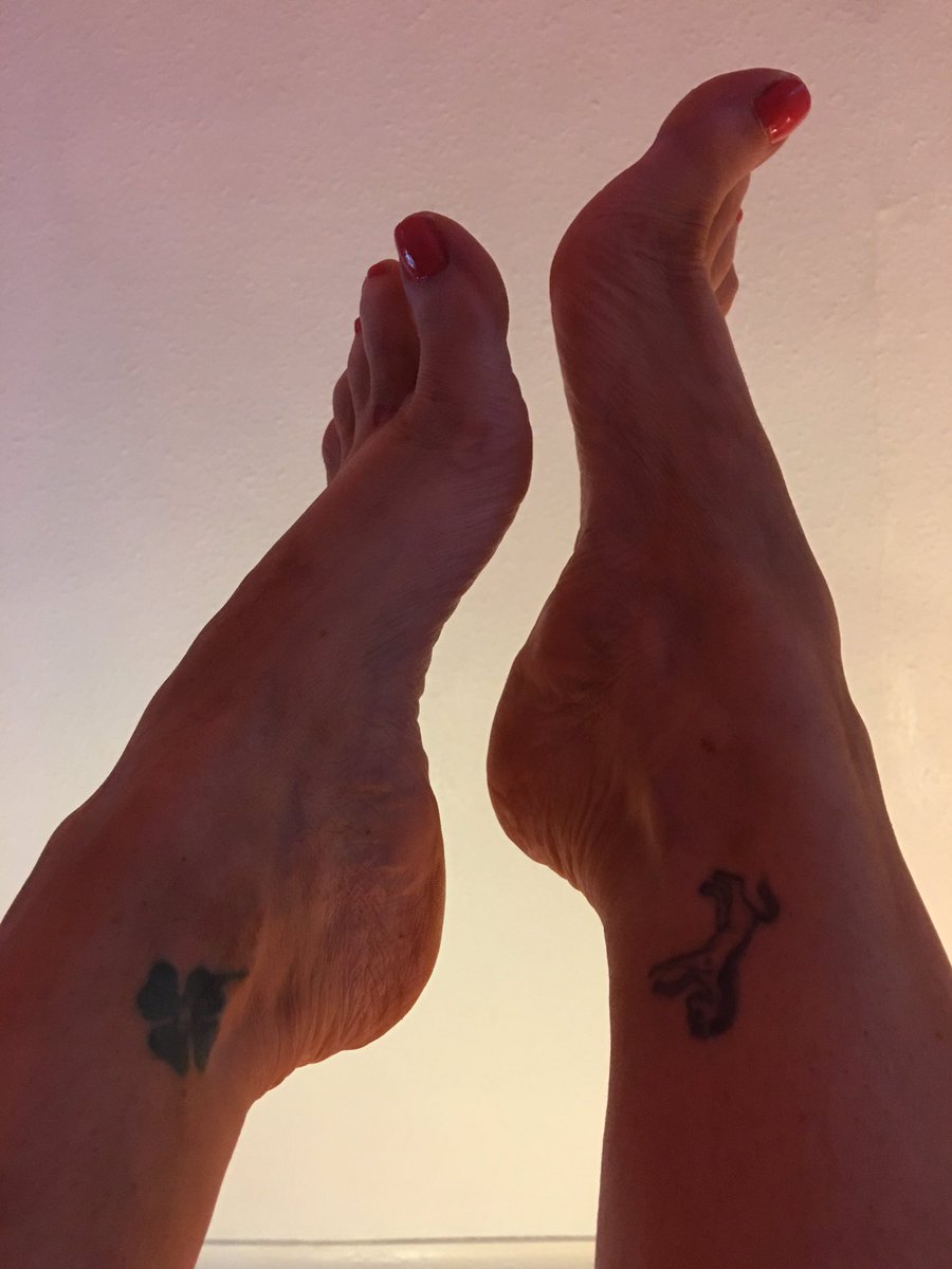 Sexy sunshine toes #prettyfeet #footfetish #lickmyfeet #suckmytoes #archedfoot #dainty #paypigs #cashpuppy #femdom