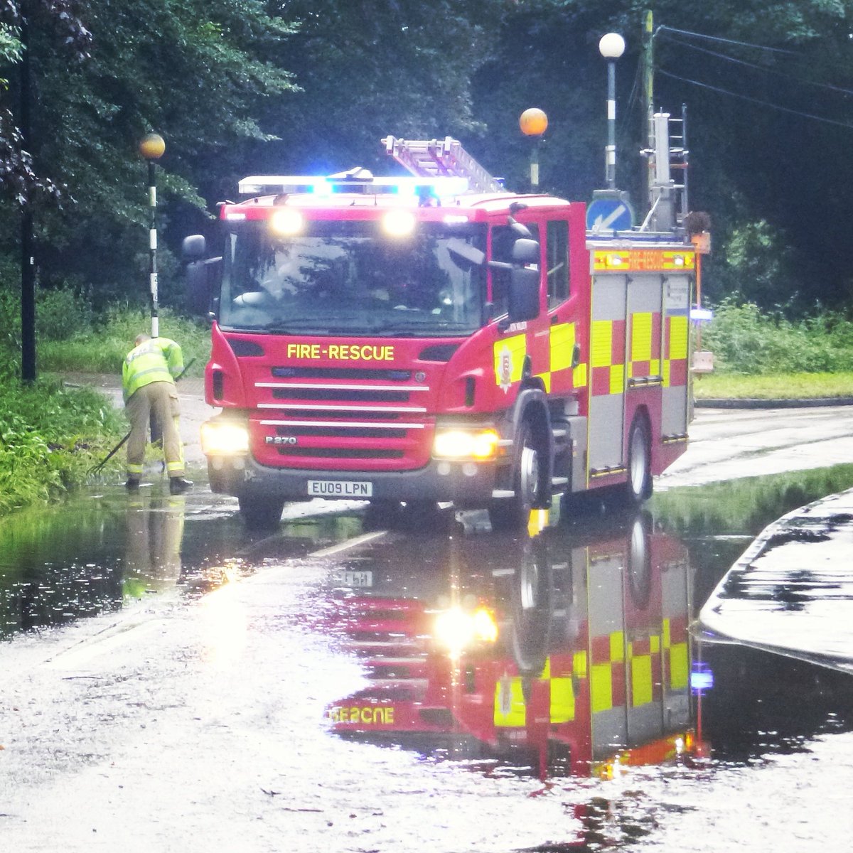 ckidman85's tweet photo. Firefighters dealing with flooding in Saffron Walden last week #ECFRS #Essex #SaffronWalden #W85 #85P2 #Flooding https://t.co/WgEDbAtRND