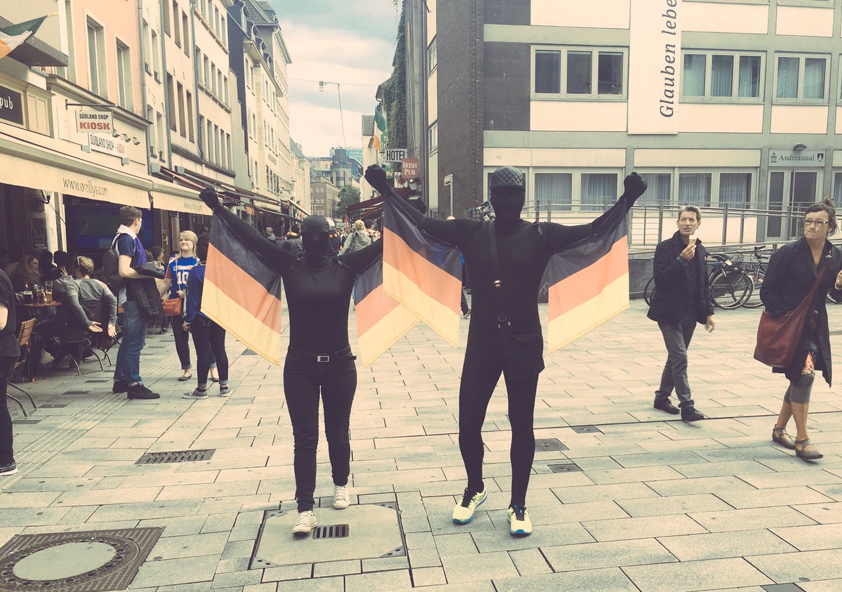 HarderPhoto's tweet photo. #Armfahnen, #euro2016, #em2016, #Duisburg, #armflags #düsseldorf #altstadt https://t.co/XDVPkV48Vq