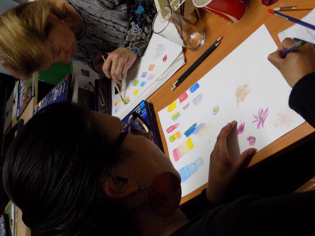 ProAvesColombia's tweet photo. Ejercicios finales prácticos sobre color, Taller de Ilustración de Aves con Lápices Acuarelables, primer día. https://t.co/m0mRxIEkDW