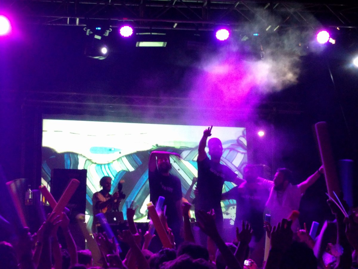 Los <a href="/AngryBeards_/">ANGRY BEARDS Music</a> son la crema. Temas conocidos pero sin caer en lo evidente.