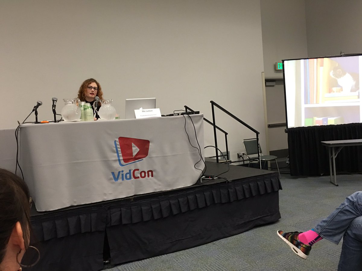 Ninascorner's tweet photo. I'm learning about #greeking & geeking out about set design & stuff at #vidcon w/ @mel_judson @ApronWarrior https://t.co/pVXDeoBPUR