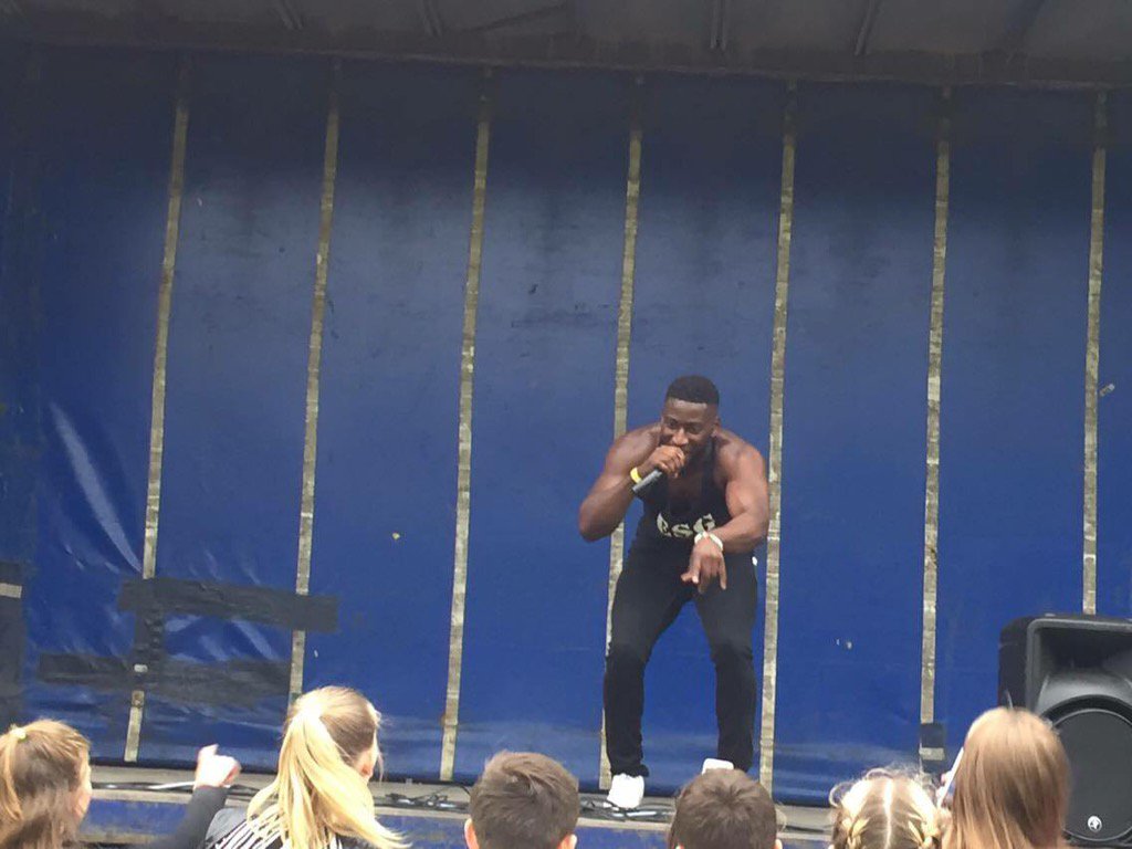 Leo_GoldenChild's tweet image. Thankyou for having me perform today @GroveBooking @groveschooleu #WeloveyouFutureFest❤️@MarkTolliss