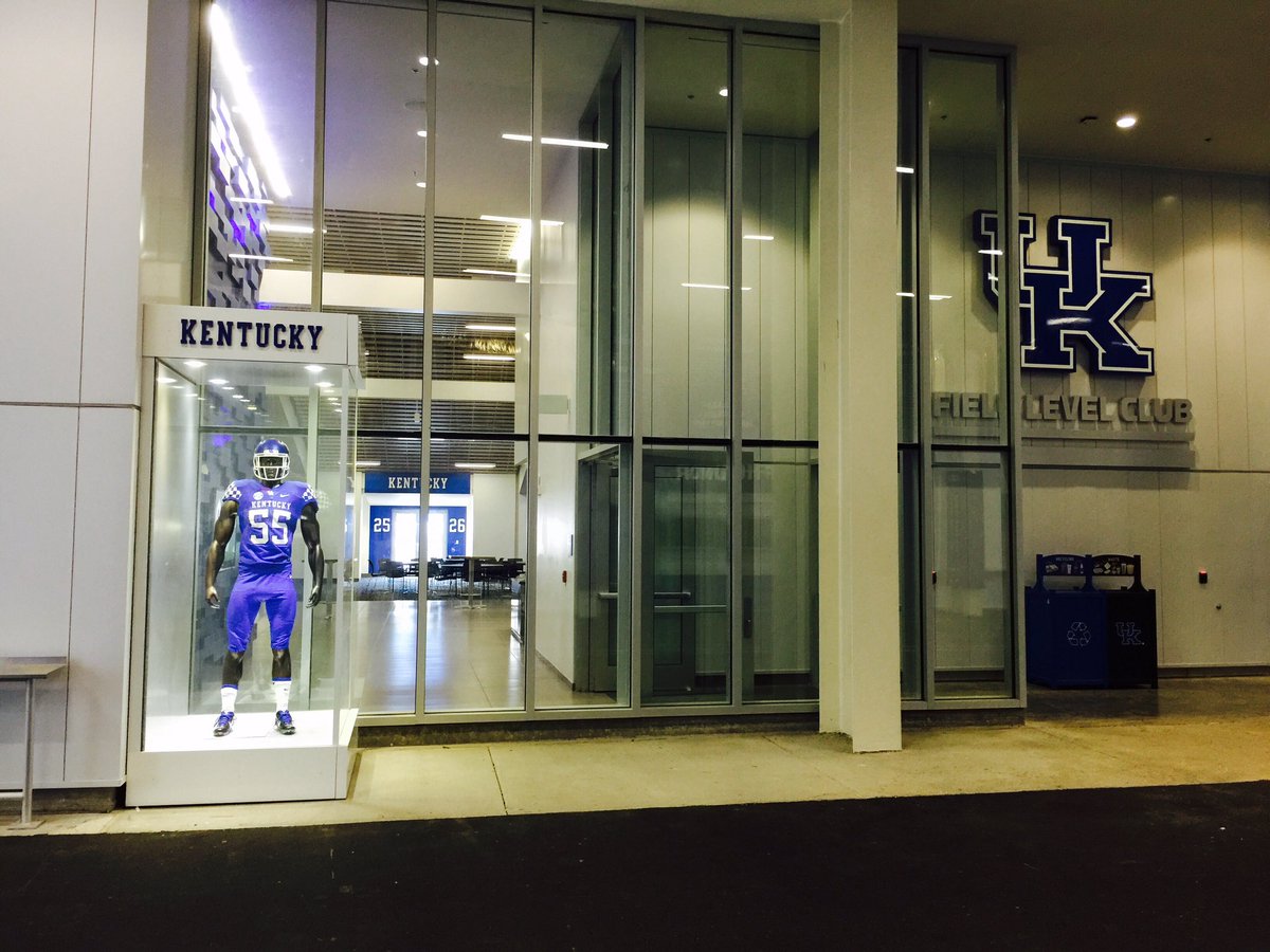 UKDad21's tweet photo. Big round of 👏👏👏👏 to the folks at UK for opening CWS today. Very neat experience. @UKStoopsTroops @UKTix #CWSTour https://t.co/KtOmnD63XV