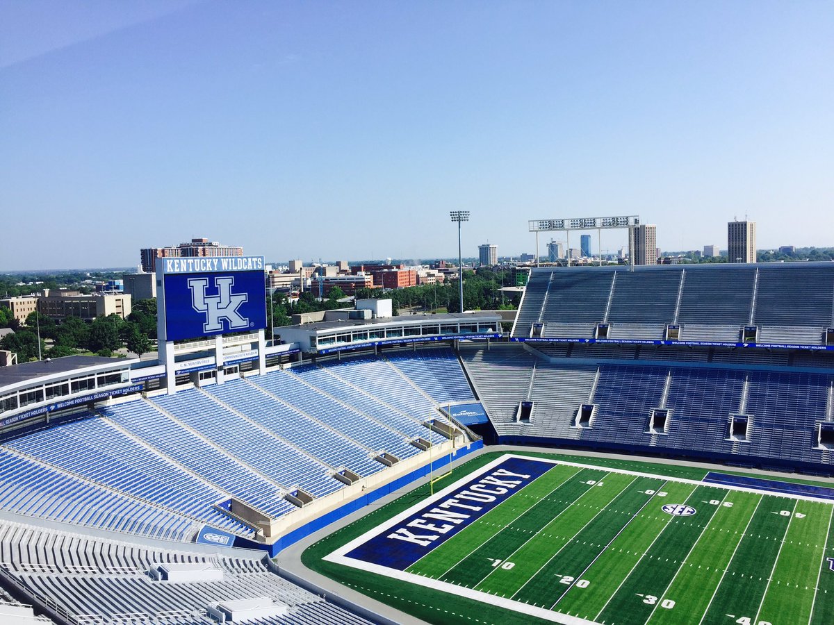 UKDad21's tweet photo. Big round of 👏👏👏👏 to the folks at UK for opening CWS today. Very neat experience. @UKStoopsTroops @UKTix #CWSTour https://t.co/KtOmnD63XV