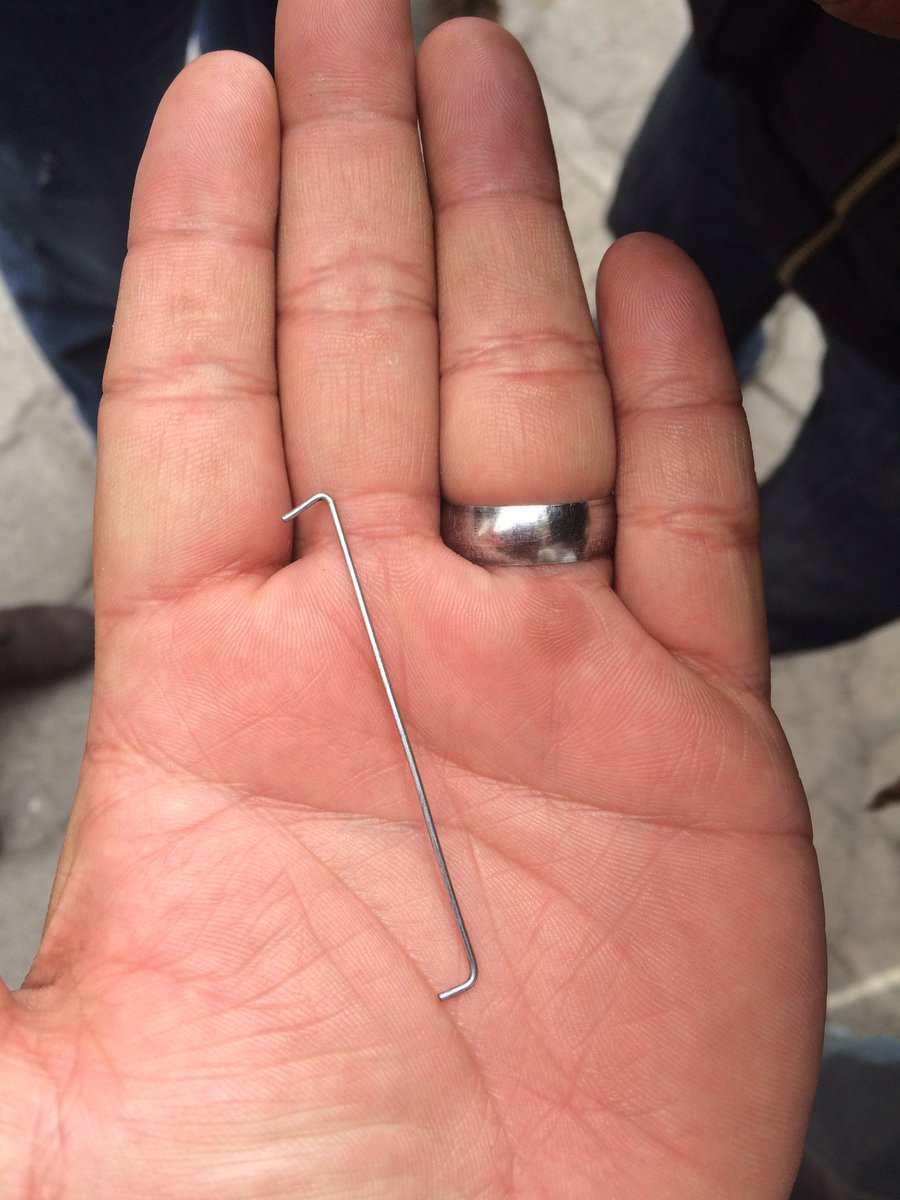 EU_Xela's tweet photo. #alertaXela Vecinos han encontrado alambres en varias puertas,piensan que ladrones buscan estrategias para entrar https://t.co/a0uel76ebp