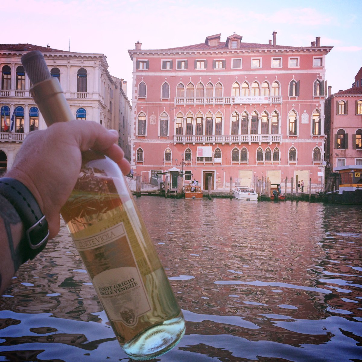 muzzventure's tweet photo. Enjoy some wine at the Grand Canal in Venice! #venice #italy #grandcanal #muzzventure https://t.co/NaiApqONrK