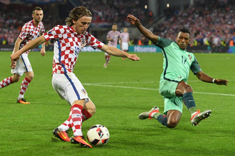 brunophg's tweet photo. Lorsque les portuguais s'attaquent au carrelage, ce sont les meilleurs ! :-) #CROPOR https://t.co/A8Vq4QA6e9