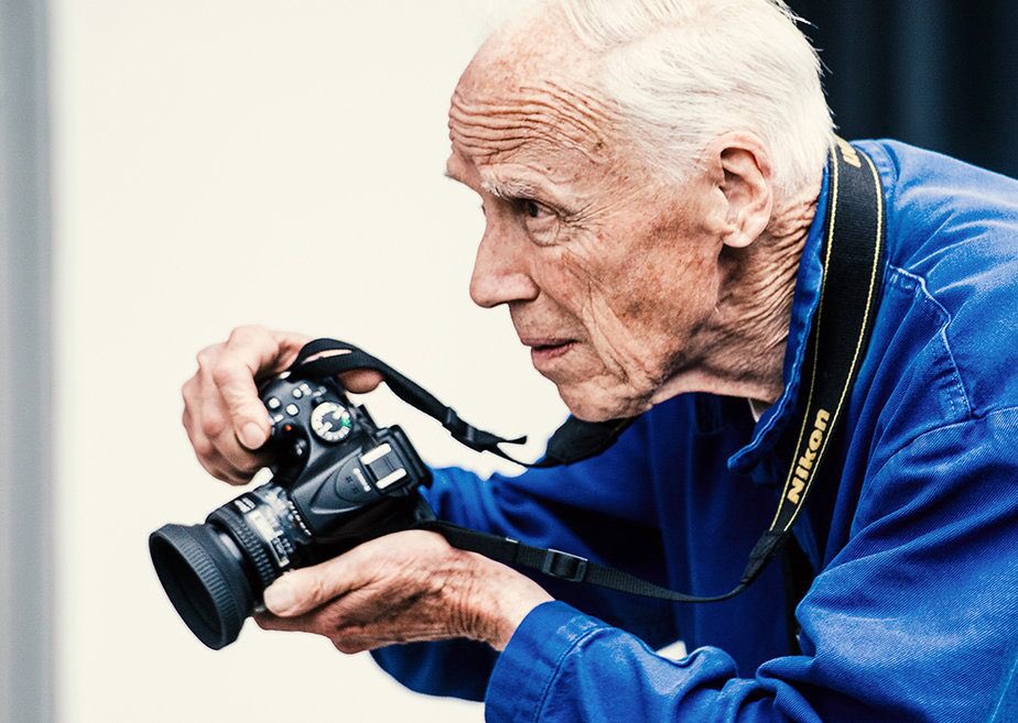harpersbazaarES's tweet photo. Adiós al padre del 'street style': muere Bill Cunningham a los 87 años https://t.co/1ECdMKXONA https://t.co/6yf0LvpXxj