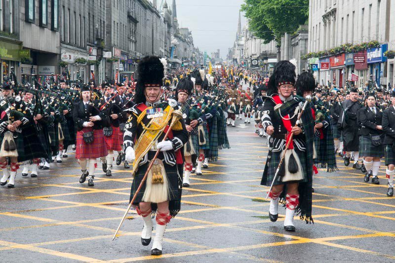 See photos from today's Armed Forces Day parade, beating the retreat &amp; parachute drops here: socsi.in/h0obL