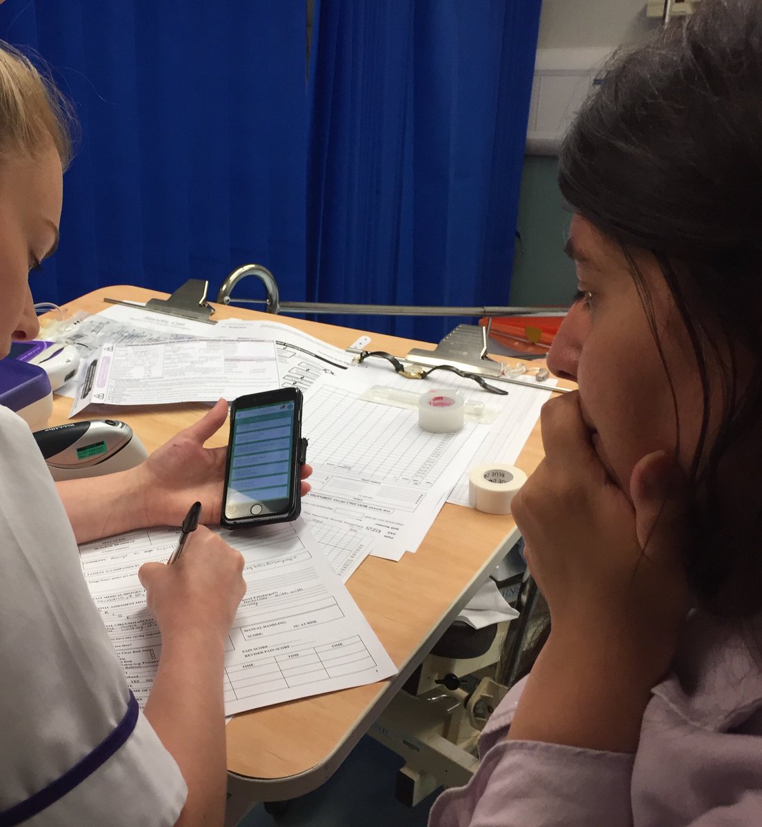 phr_sarah's tweet photo. The @live_evergreen app providing timely medical information to amazing A&amp;E staff today https://t.co/MpUURa533I #phr https://t.co/UPdNmQy5V3