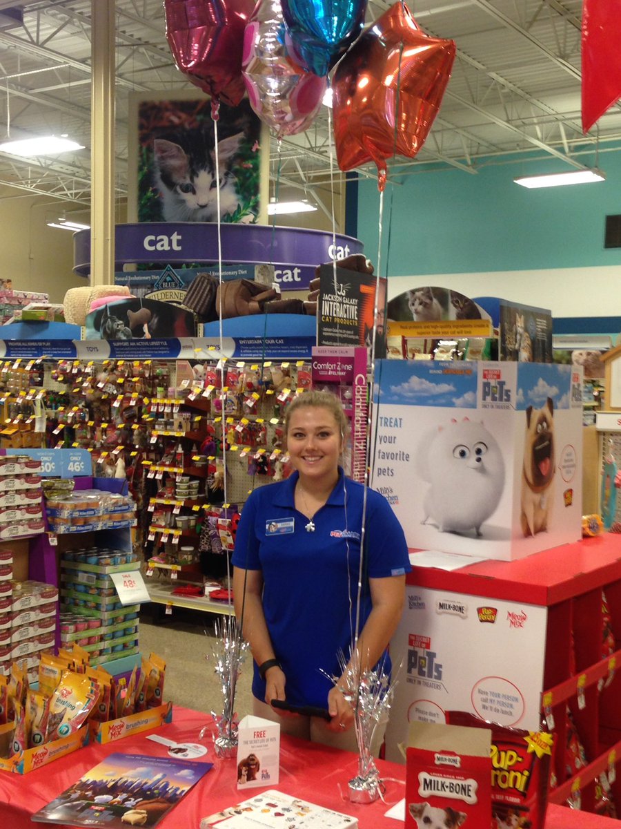 Rebeccakoboldt's tweet photo. Come get your treat sample on in San Marcos!! #TheSecretLifeOfPets #snacksaregood @DonnaDslack @cpaulchuck3 https://t.co/ASQaCdCdLG