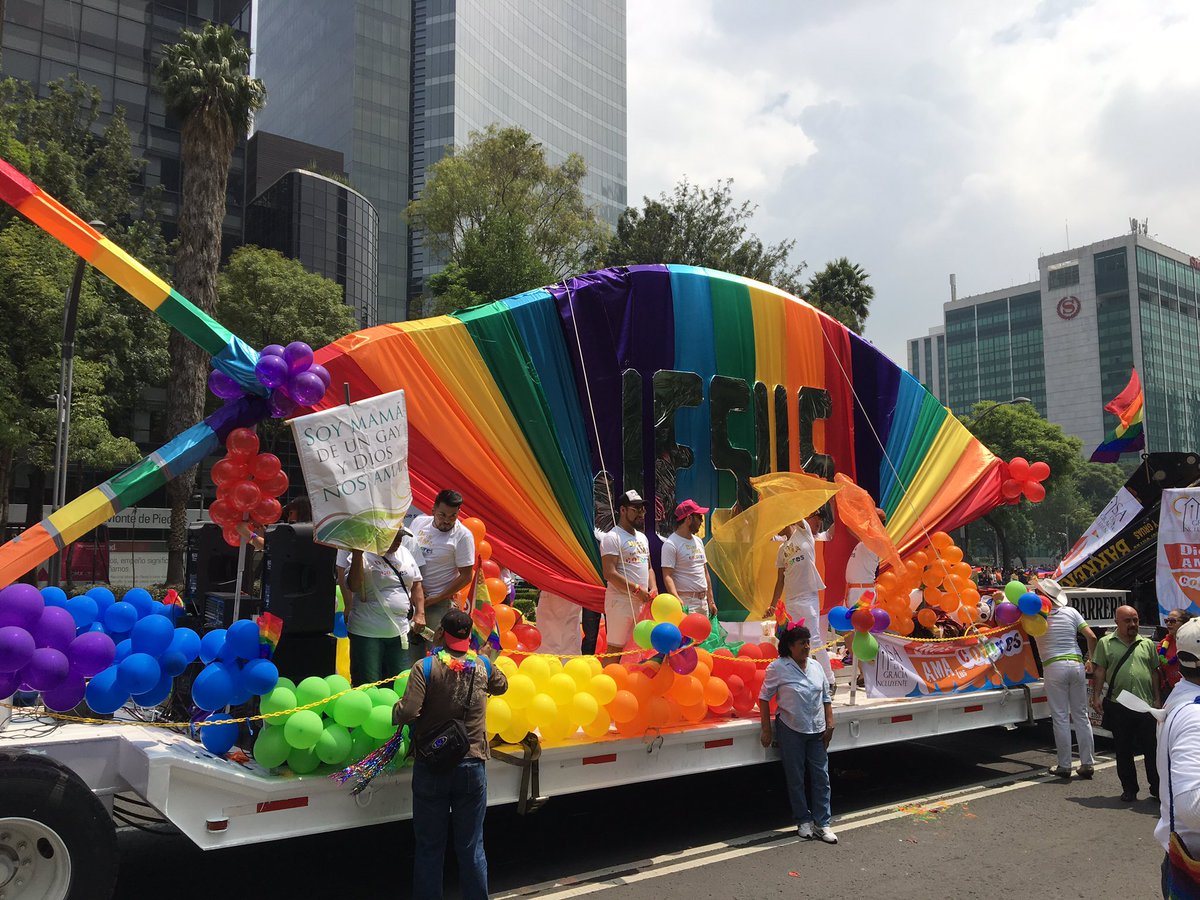 ChilangoChoco's tweet photo. Bah! segurito en el Marcha de orgullo Gays #Pride2016, gana el carro de Paraiso. #trolltab #twittab https://t.co/EevaMdN4FJ