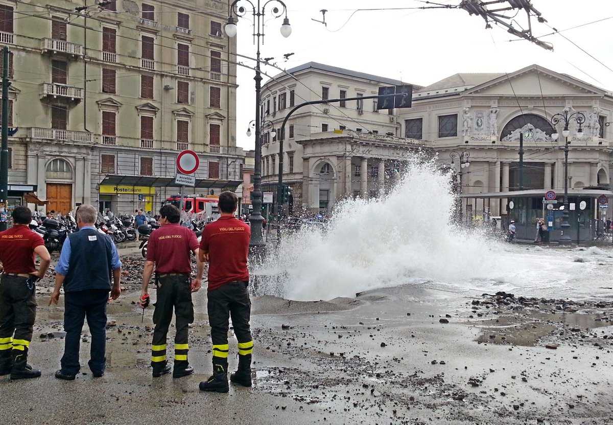 rep_genova's tweet photo. #genova Esplode tubo dell'acqua e cede l'asfalto, zona #Principe in tilt https://t.co/K84ov7Fky7 https://t.co/Ud5UiZa7KT