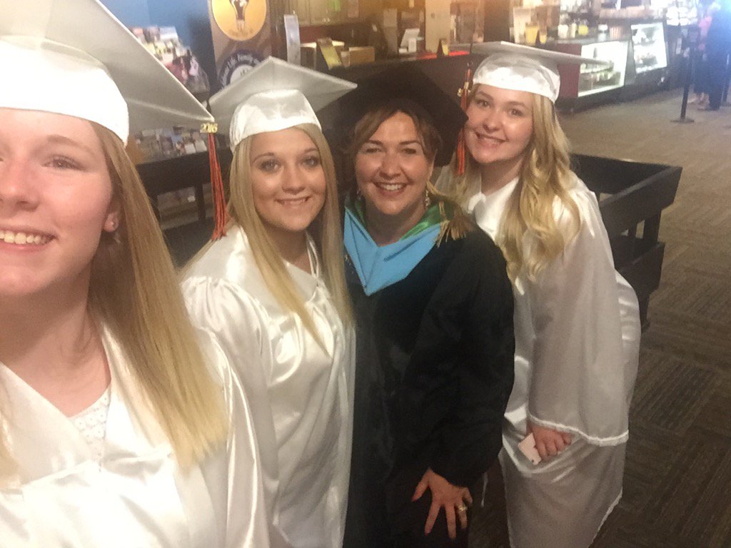LisaPatierne's tweet photo. Mohon graduation! Happy day!! https://t.co/eUYqPsjAYq
