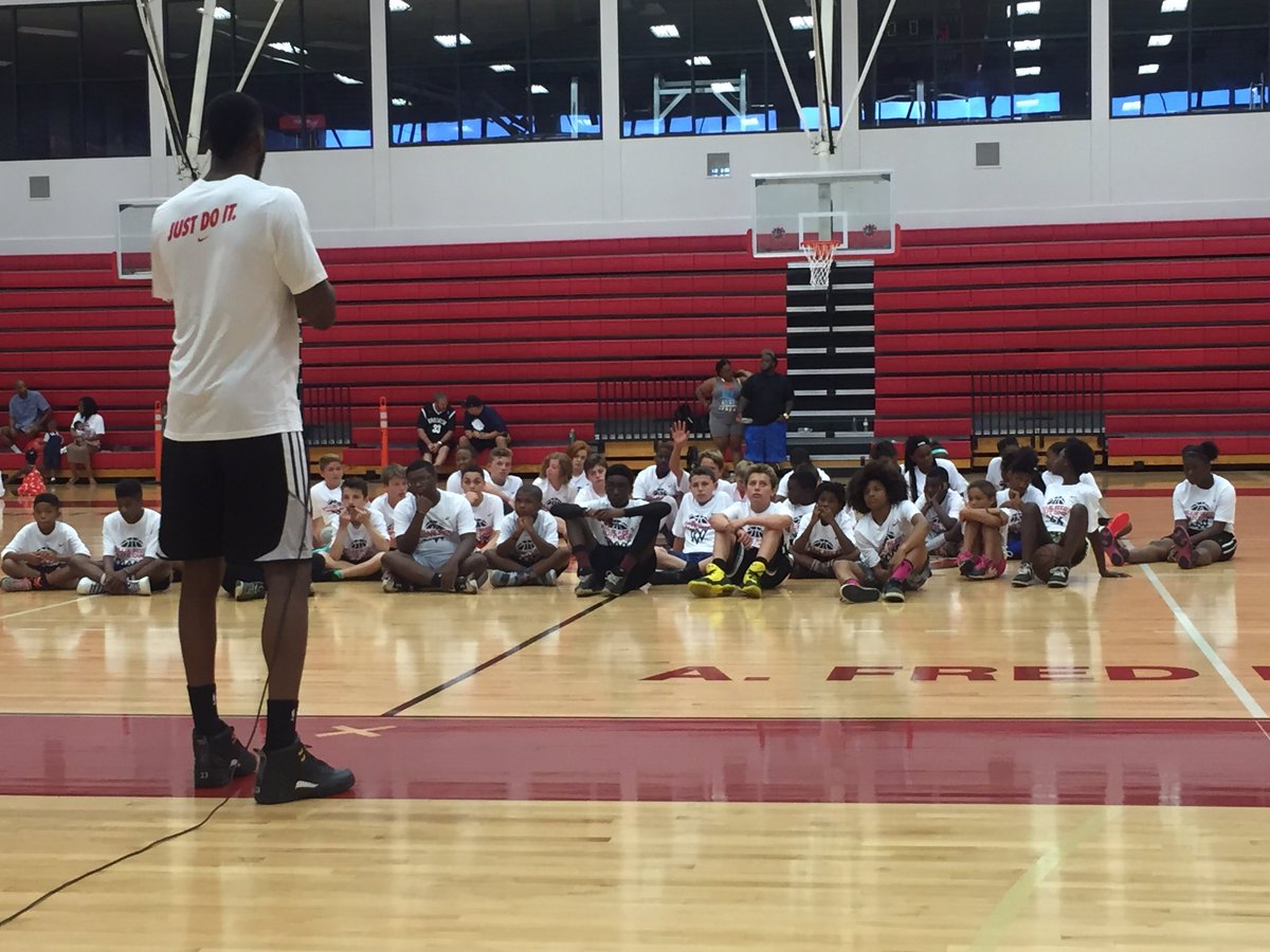 MayorSlyJames's tweet photo. .@ShowtimeReed33 of the @BrooklynNets giving back to KC with his Elite Basketball Camp for youth! #FROSTY https://t.co/VVEoH16bze
