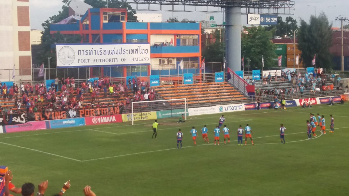 BKKFootballBlog's tweet image. Port 2-2 Rayong - Stuttering Port earn point with two penalties. Massive downpour at the end of the match.