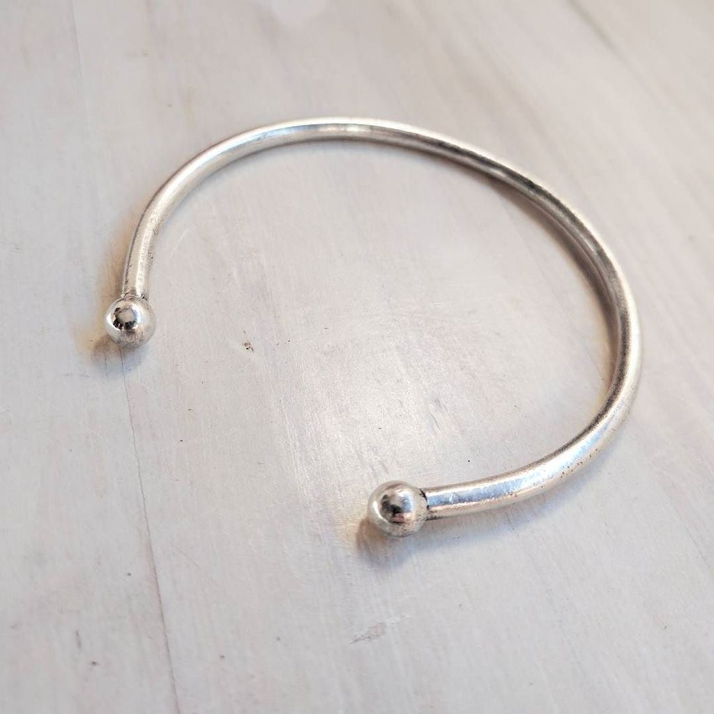 MalaMaror's tweet photo. A simple sterling silver bracelet 😊 https://t.co/SQnj3vMdXk https://t.co/nlsBoZxDxA