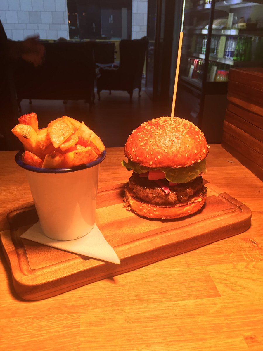 MettrickKitchen's tweet photo. @MettricksGH also do awesome #burgers. Served in a @hoxtonbaker brioche roll. Perfect with a @DancingManBrew pint! https://t.co/AyWGLxKxUo