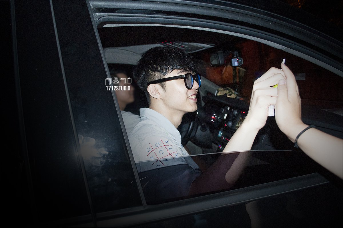 NRS_Y's tweet photo. กิริบอยทักทายแฟนๆตอนที่กำลังจะออกจากงานด้วย แง้งง น่ารักกกก 

cr:HONGSI_TASTE https://t.co/KfKDWsJLgC