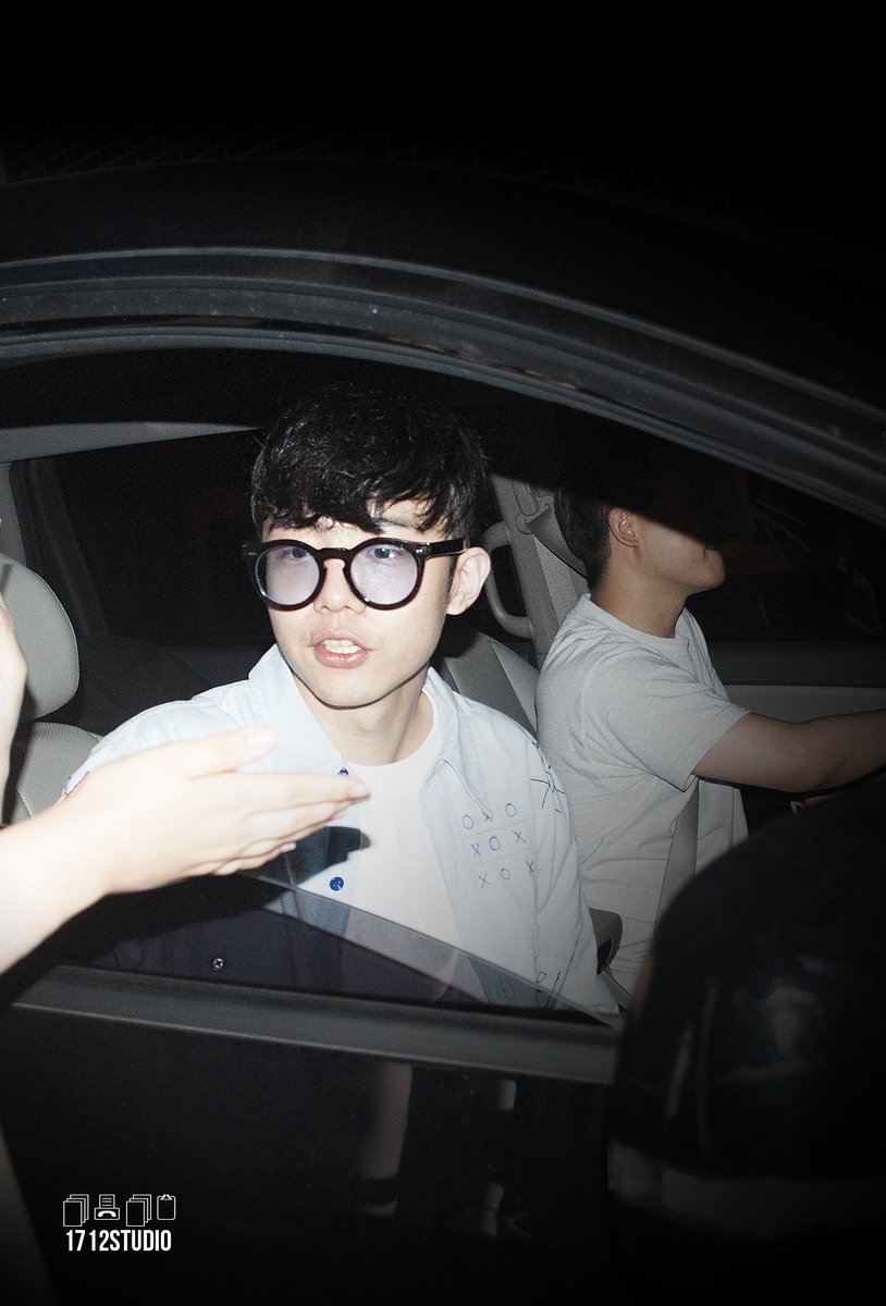 NRS_Y's tweet photo. กิริบอยทักทายแฟนๆตอนที่กำลังจะออกจากงานด้วย แง้งง น่ารักกกก 

cr:HONGSI_TASTE https://t.co/KfKDWsJLgC