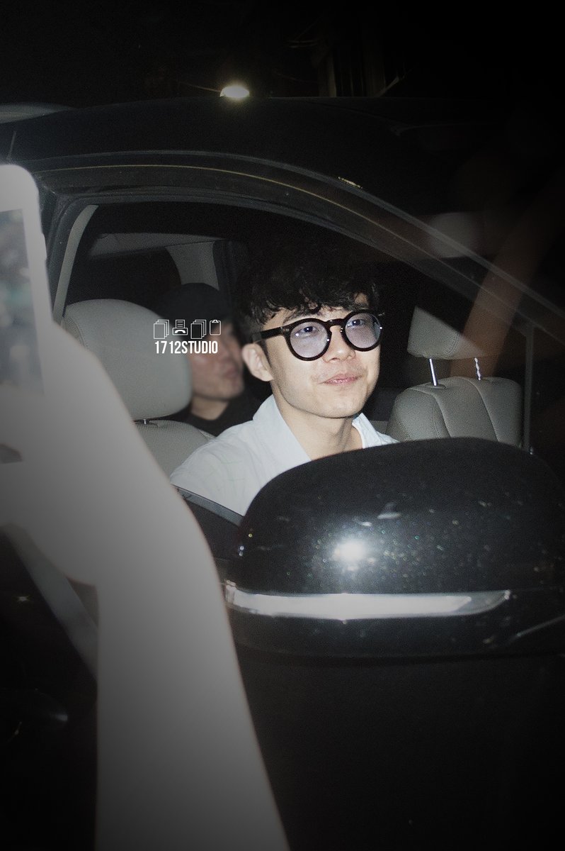 NRS_Y's tweet photo. กิริบอยทักทายแฟนๆตอนที่กำลังจะออกจากงานด้วย แง้งง น่ารักกกก 

cr:HONGSI_TASTE https://t.co/KfKDWsJLgC