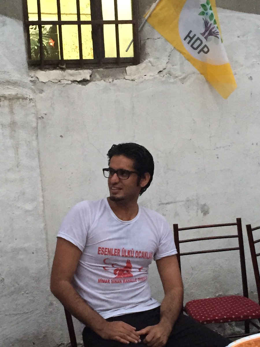 Fepozdemir's tweet photo. HDP Fatih ilçe Örgütü'nün iftar yemeğinde muhtemelen ne giydiğini bilmeyen yabacı uyruklu misafirimiz de vardı: https://t.co/jotWmajdoP