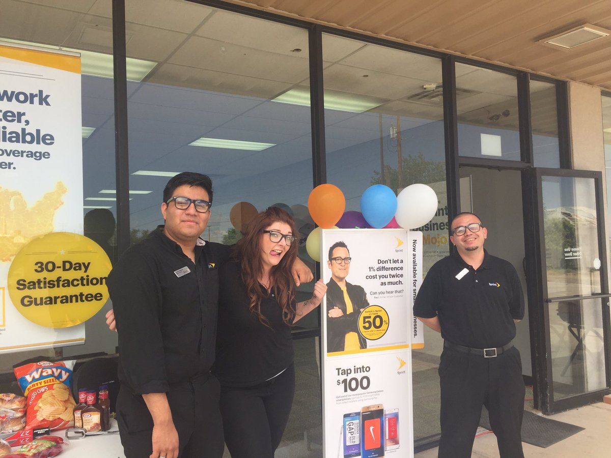 Samalamma89's tweet photo. @SprintNm #paulswitched #freefood #greatdeals #bogoIPhoneandLG5 @phncntking @ericfastvp come by and get in on deals! https://t.co/OaK10be8qx