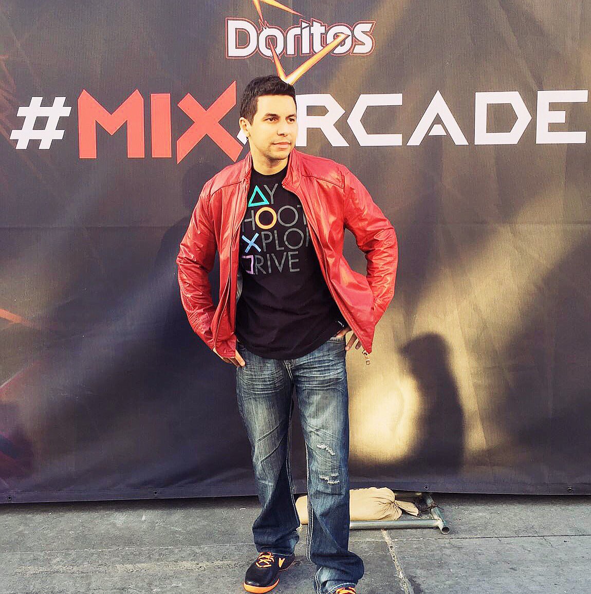 raphaeldraccon's tweet photo. Festa #mixarcade na E3 para o Titan Fall 2! | At the E3 Doritos #MixArcade party with @steveaoki. What a crazy day! https://t.co/rnK187S5Jx